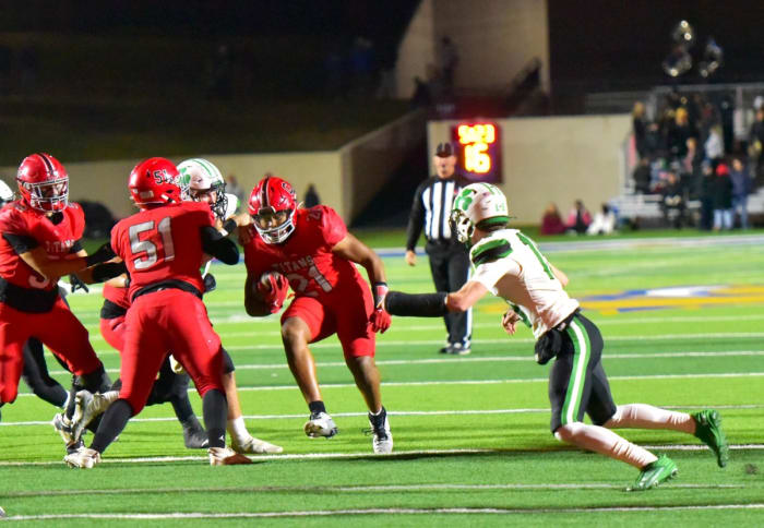 Xavier Robinson (with ball)